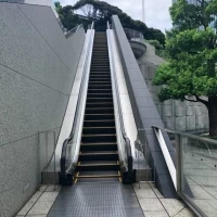 屋外のエスカレーターで、神社まで行けます。