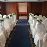 会場奥からみた入退場口。