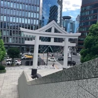 ビルの中に突如神社があります。