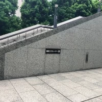 階段の横にエスカレーターも設置されています。