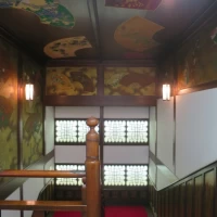 新郎新婦や親族が衣装を借りる衣装室への階段です。