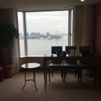 挙式会場の前室（受付）からも海がみえます。