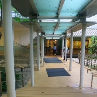 敷地内にあるお庭でつながる別の建物からもホテルに入れます。