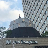 明るく開放的なチャペルの外観です。