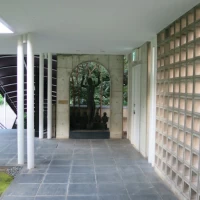 屋根がある廊下を歩いてチャペルに行けます。