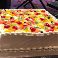 ケーキは1段のものから複数段のものまでさまざまにありました。