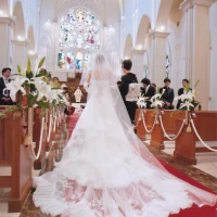 ロングベールをひきずりながら入場