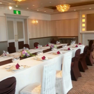 こちらの会場ではひとつのテーブルで会食ができます
