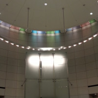 チャペルの天井からは七色の光があふれる