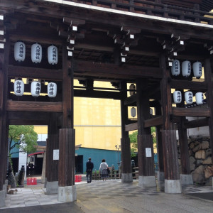 神前式の会場の大きな門|411032さんの小倉城内 八坂神社の写真(258826)