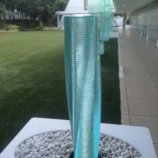 チャペルまでの道はガラスの屋根や水が流れていて、涼しげ