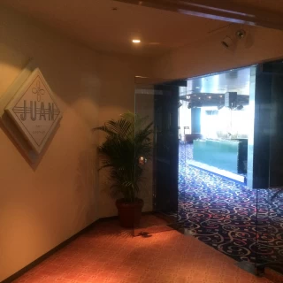 会場入り口。レストランのようでした