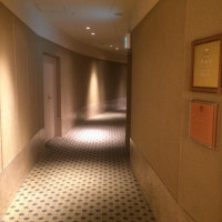 ブライダルサロンへ向かう廊下。清潔感、高級感がありました