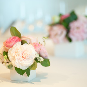 卓上装花は、淡いピンクと白い磁器で可憐に|412000さんのla JEUNESSE DAIKANYAMA (ラ ジュネス代官山）の写真(263950)