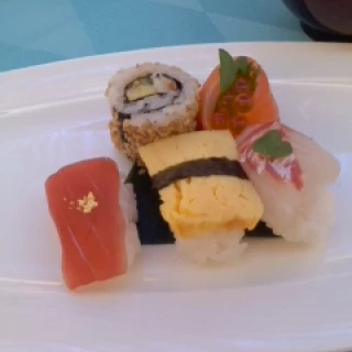 かわいらしいプチにぎりずし