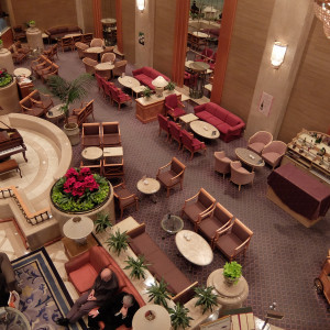 1F喫茶室（椅子もいっぱいあり、天井吹き抜けなので広い）|412136さんのPalace Hotel Tachikawa（パレスホテル立川）（営業終了）の写真(316200)