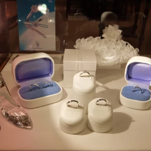 ウエディングサロン内（指輪がかざってある）|412136さんのPalace Hotel Tachikawa（パレスホテル立川）（営業終了）の写真(315396)