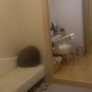 新郎と新婦の控室。大きな姿見が奥にありました。