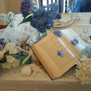 メインテーブルをbookと一緒にコーディネート|412317さんの海辺のガーデンハウス リーベリアの写真(265495)