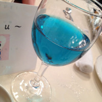 結婚式のテーマカラー、ブルーに合わせた乾杯のシャンパン