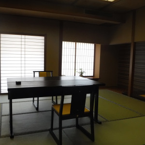 和室でも椅子なので高齢者にも優しい。親族用控室などに。|413100さんのHotel Matsushima Taikanso（ホテル松島大観荘）（ウエディング取扱終了）の写真(270389)