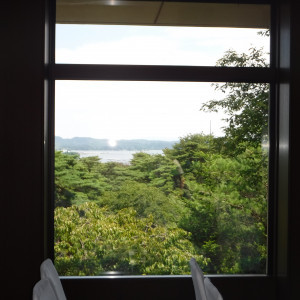 窓からの眺め。「海が見える」とは、この眺めのことだそうです。|413100さんのHotel Matsushima Taikanso（ホテル松島大観荘）（ウエディング取扱終了）の写真(270376)