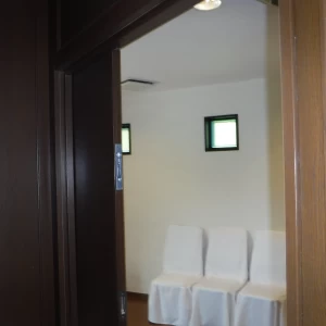 新郎新婦控室。エアコンもあり外からも出入りできるようです。|413100さんのHotel Matsushima Taikanso（ホテル松島大観荘）（ウエディング取扱終了）の写真(270381)