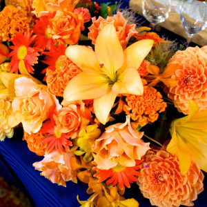青のテーブルクロスxオレンジの花|413109さんのローストビーフの店 鎌倉山本店の写真(268187)