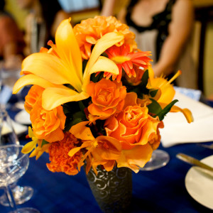 青のテーブルクロスxオレンジの花|413109さんのローストビーフの店 鎌倉山本店の写真(268186)