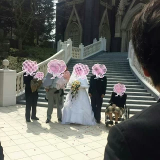 挙式後、教会をバックに両親と