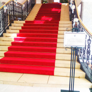 チャペルへつながる赤い絨毯の階段|414641さんの緑の迎賓館 アンジェリーナの写真(275219)