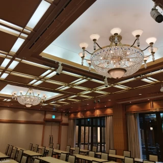 披露宴会場の天井デザイン、シャンデリア。モダンでオシャレ。