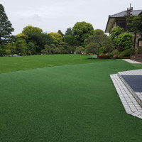 広い庭園。自然の芝が綺麗。