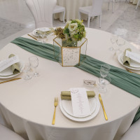 白とグリーンのテーブルコーディネート