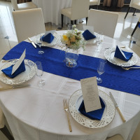 ブルーが鮮やかなテーブルコーディネート