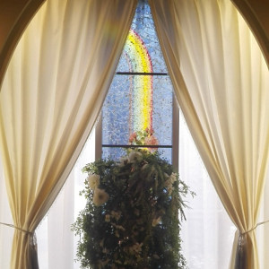 虹の可愛らしいステンドグラスが両側にあり綺麗。|414735さんの原宿セント・ヴァレンタイン教会の写真(336195)