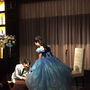 お色直しを終えガラスの靴が新婦に合うか履かせる演出|414735さんのザ マグナス 東京（THE MAGNUS TOKYO)の写真(329933)