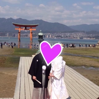 鳥居をバックに
