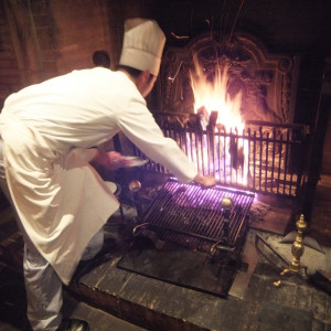 暖炉でメインの肉を焼いてくれる|415193さんのPACHON（パッション）の写真(277070)