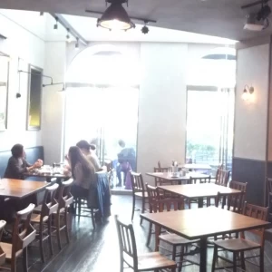 窓が大きく、光も取り込み木のぬくもりとの調和がいいです|415193さんのBISTRO FAVORI（ファヴォリ）の写真(276089)