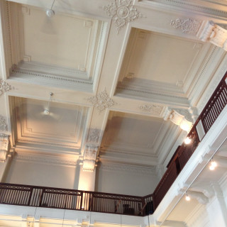 1階の天井は吹き抜けになっていて開放感とクラシカルな雰囲気