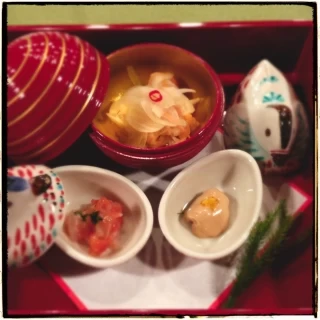 披露宴の食事　食器の意匠にもこだわりが