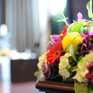 すべてのテーブルに素敵な花が添えられています。
