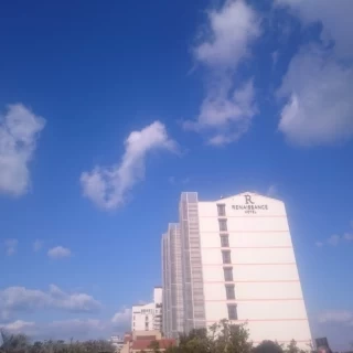 チャペル前の庭からホテルを撮影した様子です