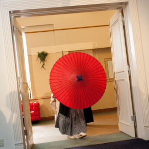 和傘で姿を隠して登場|416768さんのプラザ・アリアの写真(282241)
