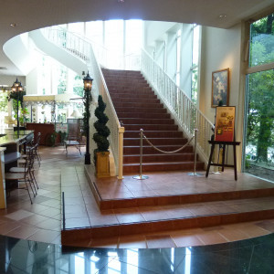 大会場へと続く階段|416768さんの冠稲荷神社 宮の森迎賓館 ティアラグリーンパレスの写真(281114)