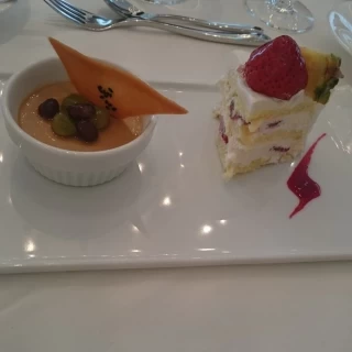 右がウェディングケーキです。