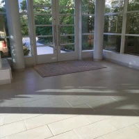 待合室前