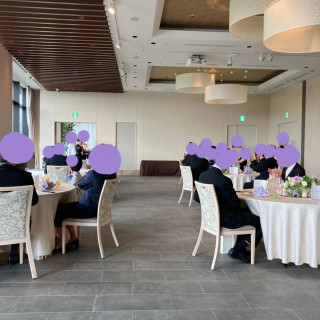 披露宴会場の一番入口から遠い席から撮った写真。床はタイル張り