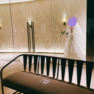 新婦がガラス張りの廊下をゆっくり父親と歩いてくる場面